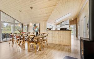 Η κουζίνα ή μικρή κουζίνα στο Nice Home In Ålbæk With Sauna