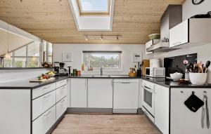 Η κουζίνα ή μικρή κουζίνα στο Nice Home In Ålbæk With Sauna