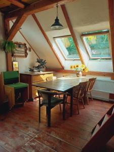 une salle à manger avec une table et des chaises en bois dans l'établissement Dziupla, à Świeradów-Zdrój 29 autres photos