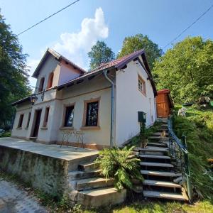 une maison accessible par des escaliers. dans l'établissement Dziupla, à Świeradów-Zdrój