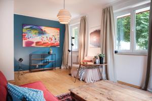 a living room with a blue accent wall at Lake Life in Sankt Gilgen