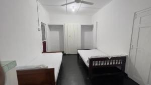 Postel nebo postele na pokoji v ubytování Nilaveli Stay Inn