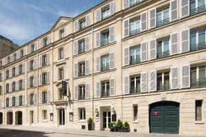 un grand bâtiment avec beaucoup de fenêtres dans l'établissement Hotel & Spa La Belle Juliette, à Paris