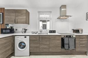 Una cocina o cocineta en A Stylish Luxury 2 Bedroom Duplex Apartment