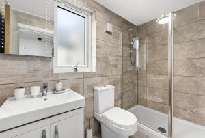 Un baño de A Stylish Luxury 2 Bedroom Duplex Apartment