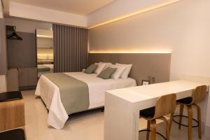 Un pat sau paturi într-o cameră la Riva Apart Hotel