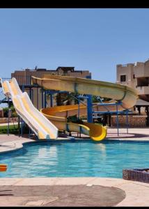 Πισίνα στο ή κοντά στο شاليه بقرية نيس4