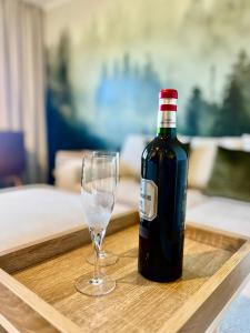 eine Flasche Wein und ein Glas auf dem Tisch in der Unterkunft Apartment No 307 in Küstelberg - 7 min bis Winterberg - Skifahren - Wandern - Erholen in Medebach