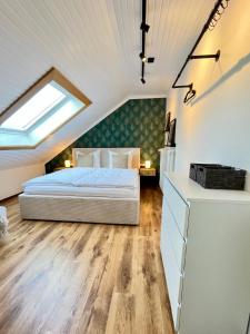 ein Schlafzimmer mit einem Bett und einem Dachfenster in der Unterkunft Apartment No 307 in Küstelberg - 7 min bis Winterberg - Skifahren - Wandern - Erholen in Medebach + 23 Fotos