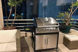 Gril dostupný pro hosty v apartmánu