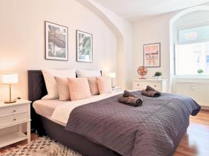 a bedroom with a large bed with two pillows on it at Fynbos Apartments am Theater, Loggia, Parkplatz in Meißen