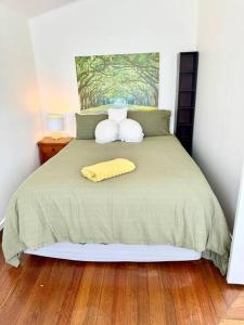 un lit avec deux animaux farcis au-dessus dans l'établissement Yamba Fishing Cottage Haven Wifi boat parking, à Yamba