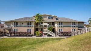 una casa grande con césped delante en Alii Cove Y22, en Kailua-Kona