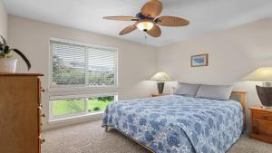 Un dormitorio con una cama y un ventilador de techo. en Alii Cove Y22, en Kailua-Kona 26 fotos más