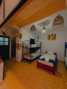 Postel nebo postele na pokoji v ubytování Sunrise Hostel Taghazout