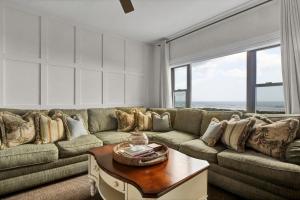 Posezení v ubytování Epic Abode by Sea Scape Properties + 39 fotografií