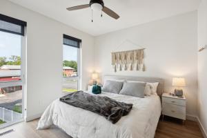 Postel nebo postele na pokoji v ubytování New Modern Townhome with Rooftop Patio townhouse