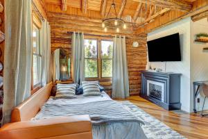 Ruang duduk di Peaceful Creekside North Studio with Fire Pit