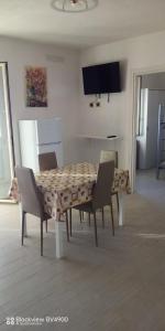a dining table and chairs in a living room at Villa incanto in Siculiana