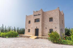 索维拉Maison Insa的一座大砖砌的建筑,位于一片树木繁茂的田野中