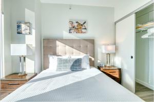 Postel nebo postele na pokoji v ubytování Luxury Apt Near TD Garden