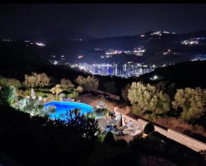 Photo de la galerie de l'établissement Villas Amantea- four villas with big pool and infinity pool, à Sývota 151 autres photos