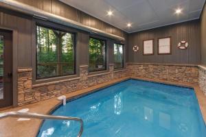 Πισίνα στο ή κοντά στο Beary Luxe - Brand New Arcade Pool Spa Retreat