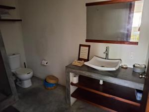 ein Badezimmer mit Waschbecken und Toilette in der Unterkunft Casa Xkaanda in San Agustinillo