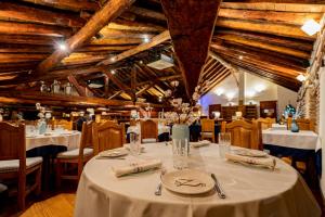 A restaurant or other place to eat at Hotel Real Monasterio de San Zoilo
