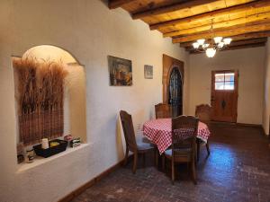 Χώρος καθιστικού στο Red Mountain Manor vineyard and guesthouse +8 φωτογραφίες