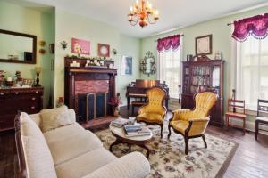 un soggiorno con divano, poltrone e camino di America Room at Main Street Bed & Breakfast a Glasgow
