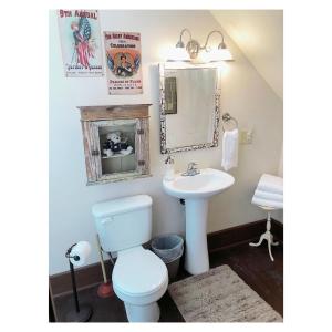 un bagno con un water e un lavandino di America Room at Main Street Bed & Breakfast a Glasgow