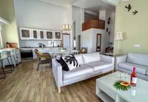 una sala de estar con un sofá y una mesa en Un hogar lejos de tu hogar, en Sal Rei 8 fotos más