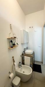 ein weißes Badezimmer mit Waschbecken und Toilette in der Unterkunft Vento del mar Scirocco in San Cataldo + 28 Fotos