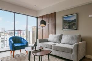 un salon avec un canapé et une chaise dans l'établissement Alameda by Wynwood House, à Lima