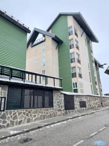 un edificio verde y blanco junto a una calle en Mi Casita en la Sierra, en Sierra Nevada