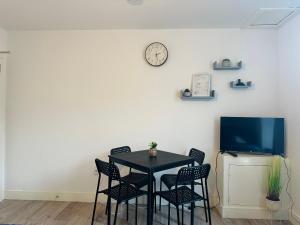 TV/trung tâm giải trí tại Cosy Modern 2 Bedroom Apartment - Neath Road Port Talbot Near Briton Ferry Train Station