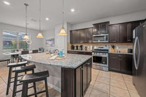 Cucina o angolo cottura di Lazy River Game Room heated pool 10Mi to Disney