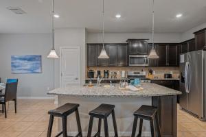 Cucina o angolo cottura di Lazy River Game Room heated pool 10Mi to Disney