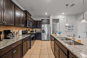 Cucina o angolo cottura di Lazy River Game Room heated pool 10Mi to Disney