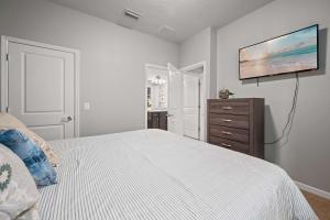 Letto o letti in una camera di Lazy River Game Room heated pool 10Mi to Disney