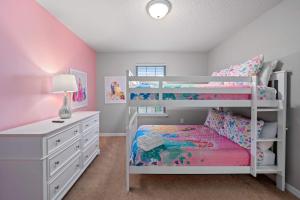 Letto o letti in una camera di Lazy River Game Room heated pool 10Mi to Disney