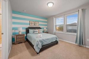 Letto o letti in una camera di Lazy River Game Room heated pool 10Mi to Disney