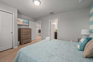 Letto o letti in una camera di Lazy River Game Room heated pool 10Mi to Disney
