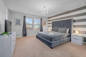 Letto o letti in una camera di Lazy River Game Room heated pool 10Mi to Disney