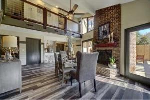 Un comedor con mesa y chimenea. en Emmas Rare Find By Beyond Expectations W Hot Tub, en Sevierville