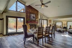 Un comedor con mesa y sillas y chimenea. en Emmas Rare Find By Beyond Expectations W Hot Tub, en Sevierville