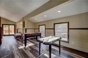 sala de estar con mesa de billar en Emmas Rare Find By Beyond Expectations W Hot Tub, en Sevierville