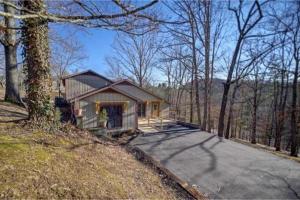 una pequeña casa en una colina en el bosque en Emmas Rare Find By Beyond Expectations W Hot Tub, en Sevierville