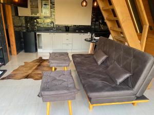 Posezení v ubytování Chalé Miraflores em São Martinho com vista para as montanhas